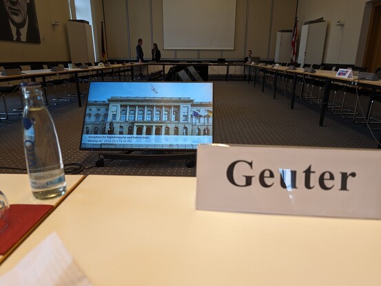 Foto meines Namensschildes als Experte im Ausschuss für Digitalisierung und Datenschutz im Berliner Abgeordnetenhaus.