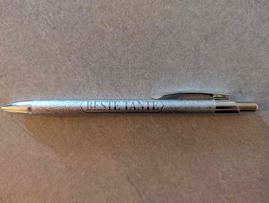 Foto eines silbernen Kugelschreibers mit der Gravur "Beste tante"