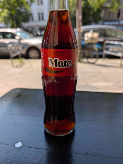 Cola Zero Flasche mit dem Aufdruck "Mate"