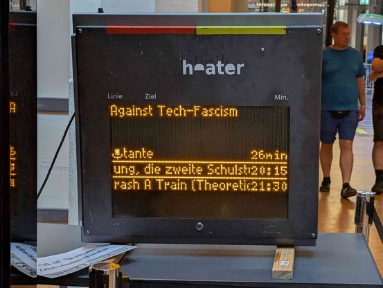 Screenshot des Ankündigungsscreens zu meinem Talk bei der GPN. Es ist ein Bernsteinfarbener Text auf schwarzem Grund im Stile alter digitaler Haltestellenschilder.